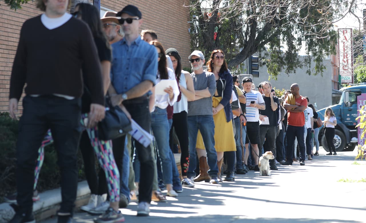 Las largas filas y problemas técnicos no acabaron con el entusiasmo durante la jornada electoral en Los Ángeles