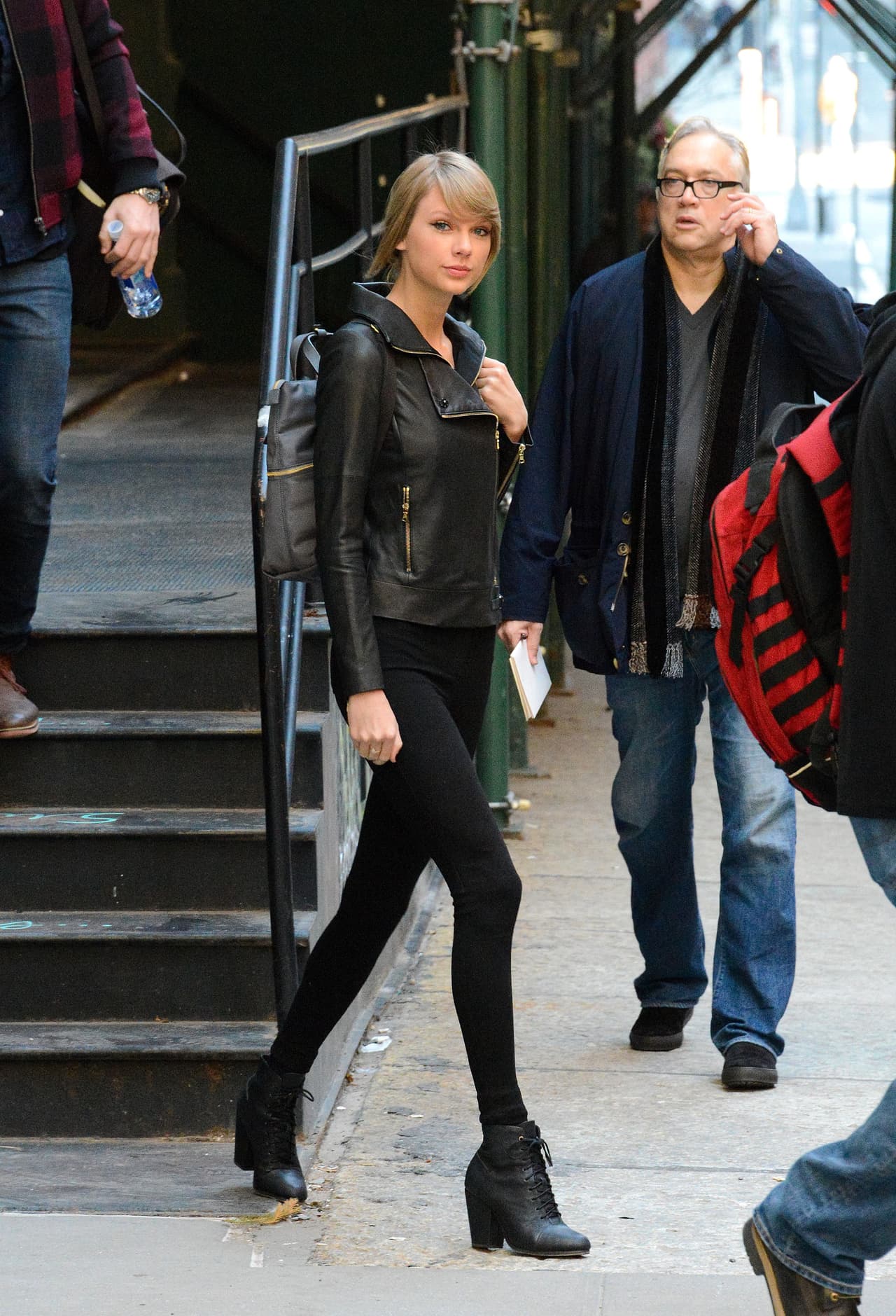 Contra el frío, la lluvia y las malas calificaciones Taylor nos enseña a usar el 'total black' añadiendo chaquetas sintéticas, leggins y botas.
