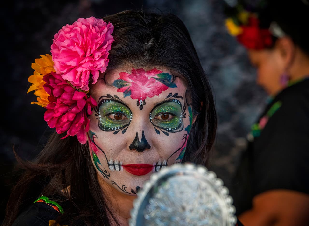 <b><a href="https://raleighnc.gov/news/2021-10-20-celebrate-day-dead-city-raleigh-museum" target="_blank">Roundtable Discussion - What the Day of the Dead Means to Me (1 de noviembre)</a>: </b>Esta mesa redonda y demostración para mujeres en Raleigh se centrará en por qué el Día de Muertos significa más que calaveras, maquillaje y velas.