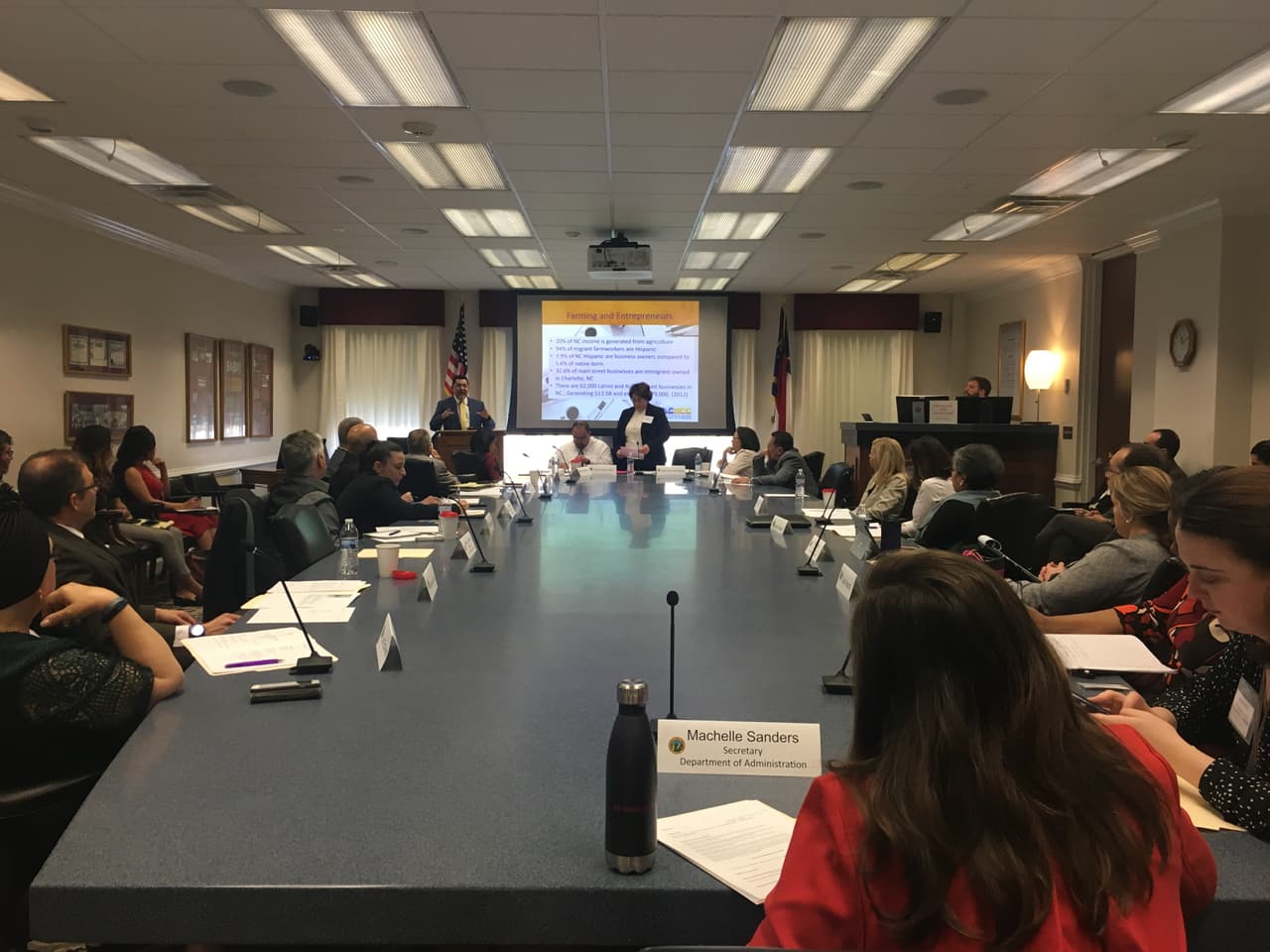 Miembros del Consejo Consultivo del Gobernador sobre Asuntos Hispanos / Latinos discutieron temas de relevancia para la comunidad en Carolina del Norte.