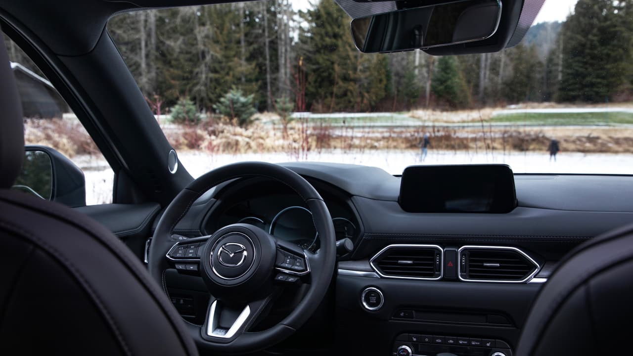 La Mazda CX-5 2019 se maneja desde un 
<b>lugar privilegiado</b>. Una cabina que fue siempre un lugar 
<b>silencioso y compuesto</b> que me mantuvo caliente y relajado. La gran novedad en la cabina de la Mazda CX-5 2019 es la adopción de compatibilidad con Apple CarPlay y Android Auto, lo que deberá aumentar el atractivo del modelo entre los compradores más jóvenes.