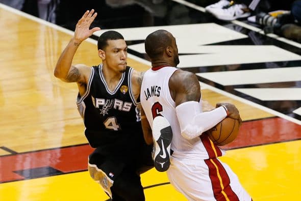 Habrá séptimo juego entre los Spurs y los Heat (30 fotos) ¡Locura total! Un juego electrizante, inolvidable, donde ambos equipos dieron una demostración inolvidable en el American Airlines Arena, manteniendo en vilo a los fanáticos en San Antonio y en Miami, primero durante los 48 minutos regulares y después en los 5 minutos de OT. .Tim Duncan, con una clásica demostración durante todo el partido, anotó más tantos en la primera mitad que la combinación de los 3 de Miami, Wade-James-Bosh 25/21, facilitando que los Spurs dominaran al Heat hasta comenzar el cuarto período, cuando Miami llevo a cabo un cambio de jugadores. Cuando solo faltaban 5 segundos para coronarse campeones los San Antonio Spurs, el incomparable Ray Allen empató el partido con un tiro de 3 puntos, forzando el OT. Con 1:43 en el reloj, LeBron James (triple/doble, 32 puntos, 11 asistencias y 10 rebotes) encaramó al Heat 101-100, y al concluir el OT, de nuevo Allen realizó una formidable jugada defensiva, dando dos puntos más al Heat, que terminó, a pesar de los umpires y para desconcierto de los comentaristas que daban el cetro a San Antonio, 103-101 sobre los Spurs. .