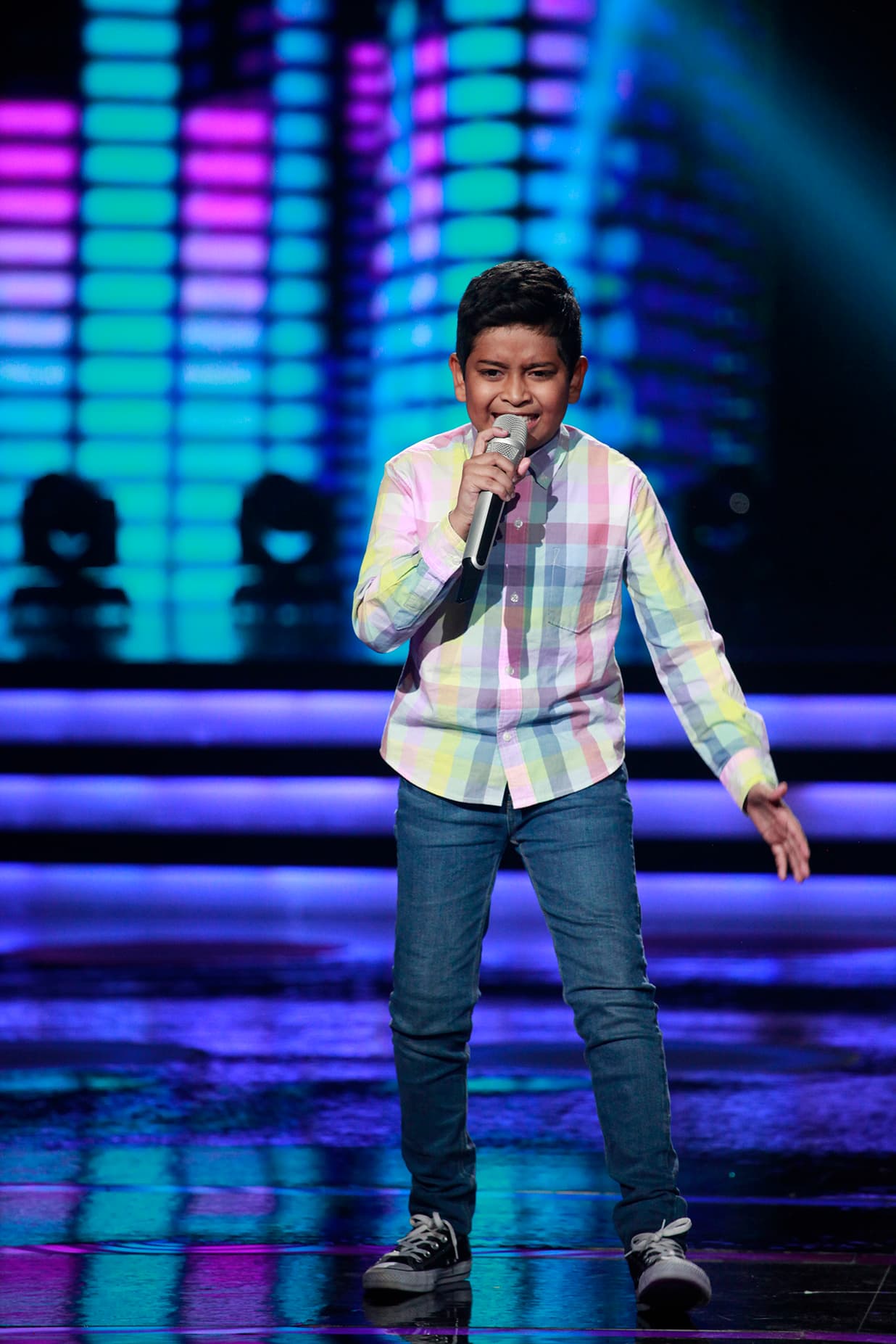 El cantante Carlos Olan de 'Victoria y sus victoriosos' aprovechó el momento de la dedicatoria para confesar que le gusta su compañera Valeria, la bailarina del escuadrón 'Beba y sus yolotzin'.