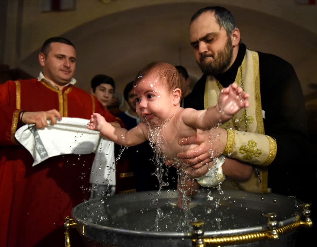 ¿El bautizo más violento? Un obispo sumerge con furor a un bebé y el video se vuelve viral