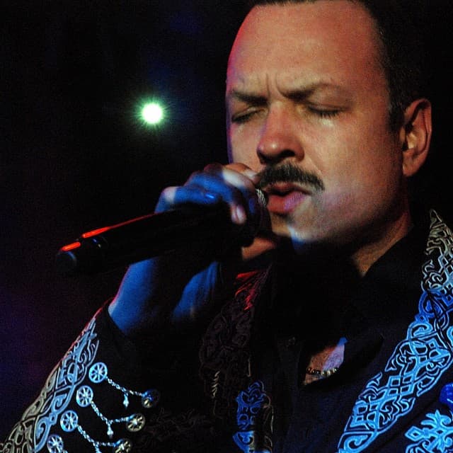 Después de tres años de haberse casado con Carmen Treviño, nació el primer hijo de ambos a quien llamaron Emiliano.