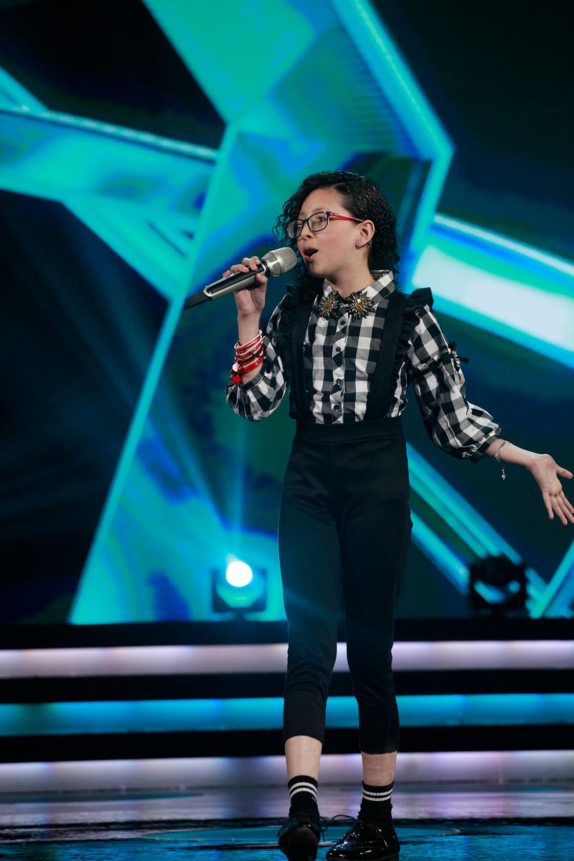 Su talento vocal es indiscutible, lo único que los jueces le han pedido es que se desenvuelva mejor en el escenario, pues eso le ayudará a conectar con el público.