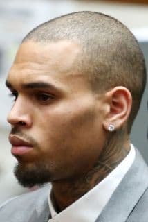 Se retrasa juicio de Chris Brown y seguirá en la cárcel