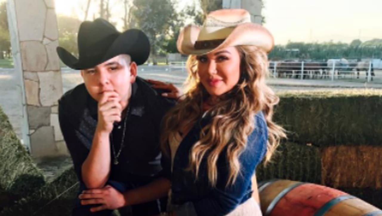 Johnny ya 
<b><a href="https://www.univision.com/shows/el-gordo-y-la-flaca/sin-el-apellido-rivera-hijo-menor-de-jenni-sigue-los-pasos-de-su-madre-al-estrenar-su-primer-sencillo-video">grabó su primer tema 'Chicano Jalisciense'</a></b> y su abuelo le pidió formar parte de la gira, pero al igual que Chiquis, él no quedó muy convencido.