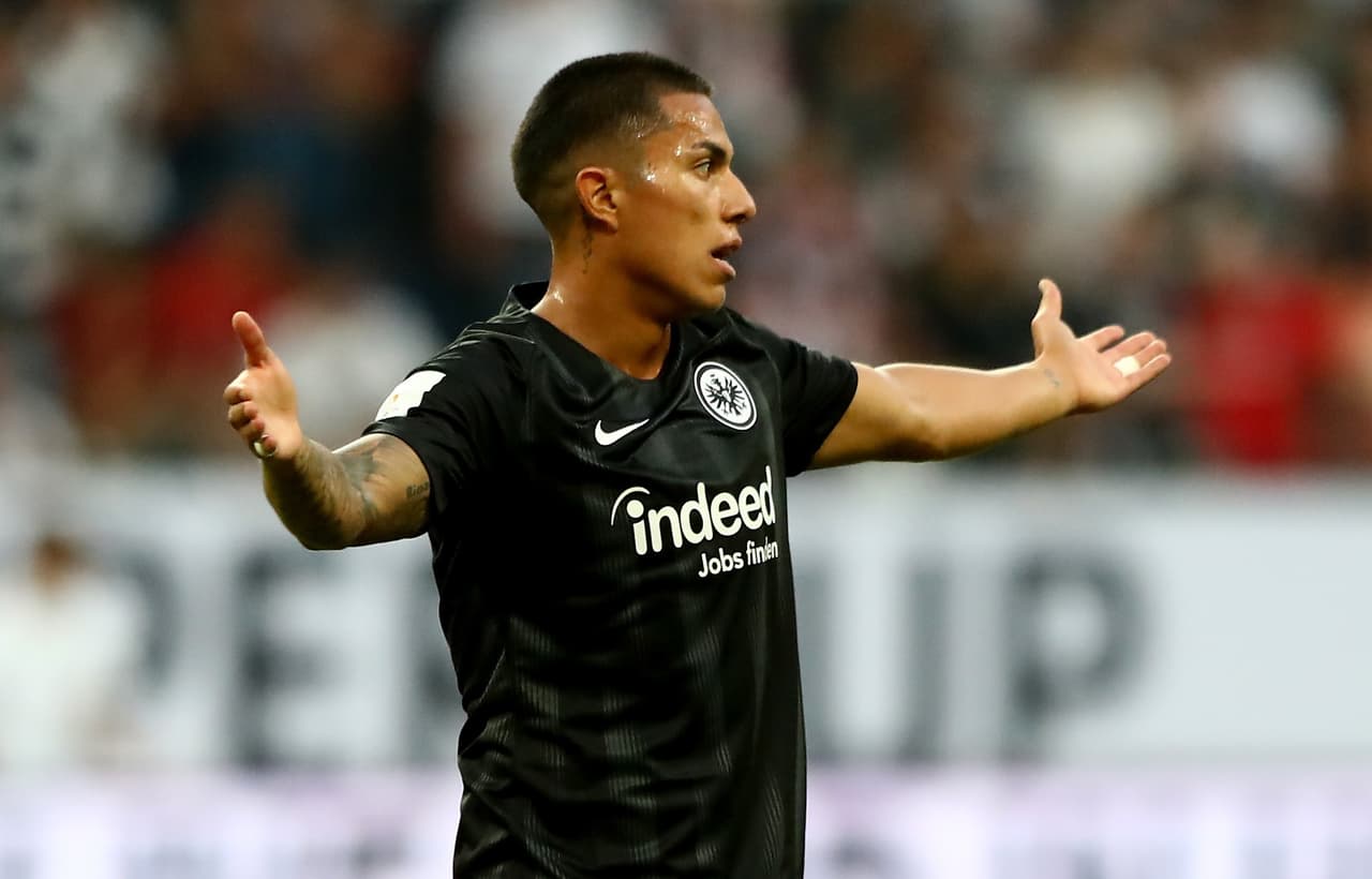 Carlos Salcedo: este sábado el Eintracht Frankfurt recibe al Werder Bremen en la segunda jornada de la Bundesliga y el defensa busca su segundo partido en este torneo. Fue titular también en la Copa, cuando fueron eliminados.