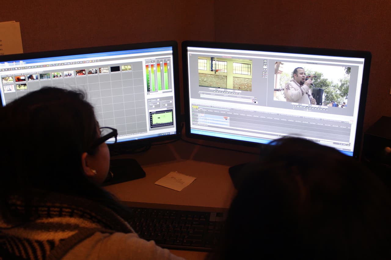 Diana Perez y Melissa Martinez editando un paquete para la segunda edicion de Proyecto U.