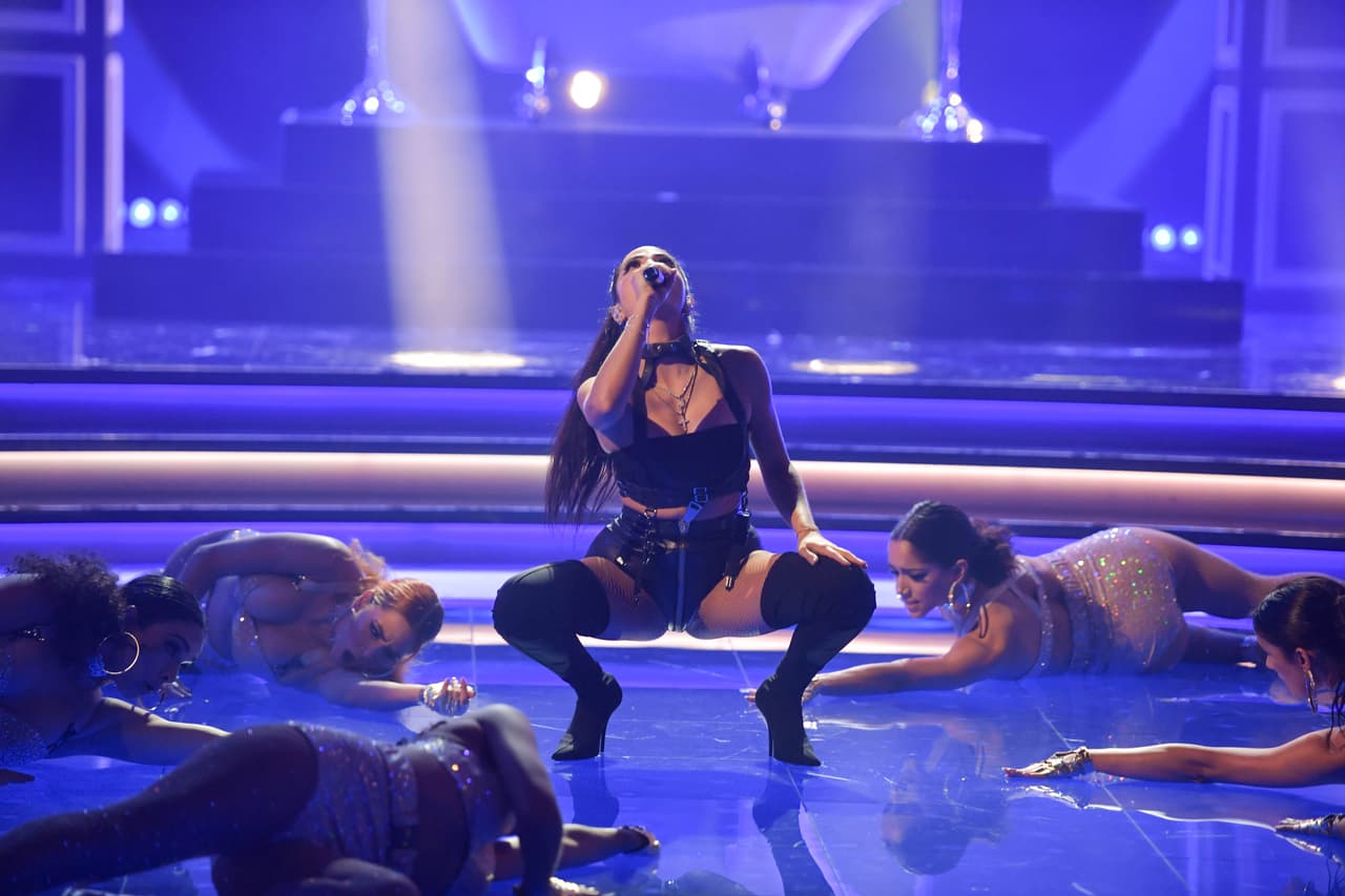 Al terminar la primera parte del show, comenzó a cantar "Me-Me-Me-Me gusta lo' beso' prohibido', lo que hay escondido. Me gusta que me hablen bajito, así respiraito'".