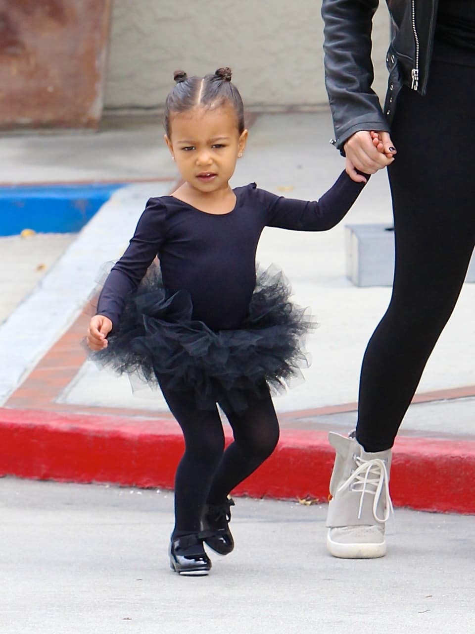Y algo rebelde, pues rompió la regla del clásico atuendo rosado característico del ballet.