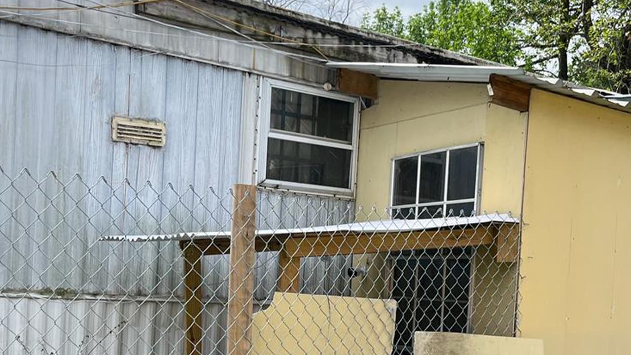 Algunas persona aseguran que habían visto situaciones extrañas en la vivienda. Los vecinos hablaron con Univision 45 pero prefirieron no ser identificados por seguridad.