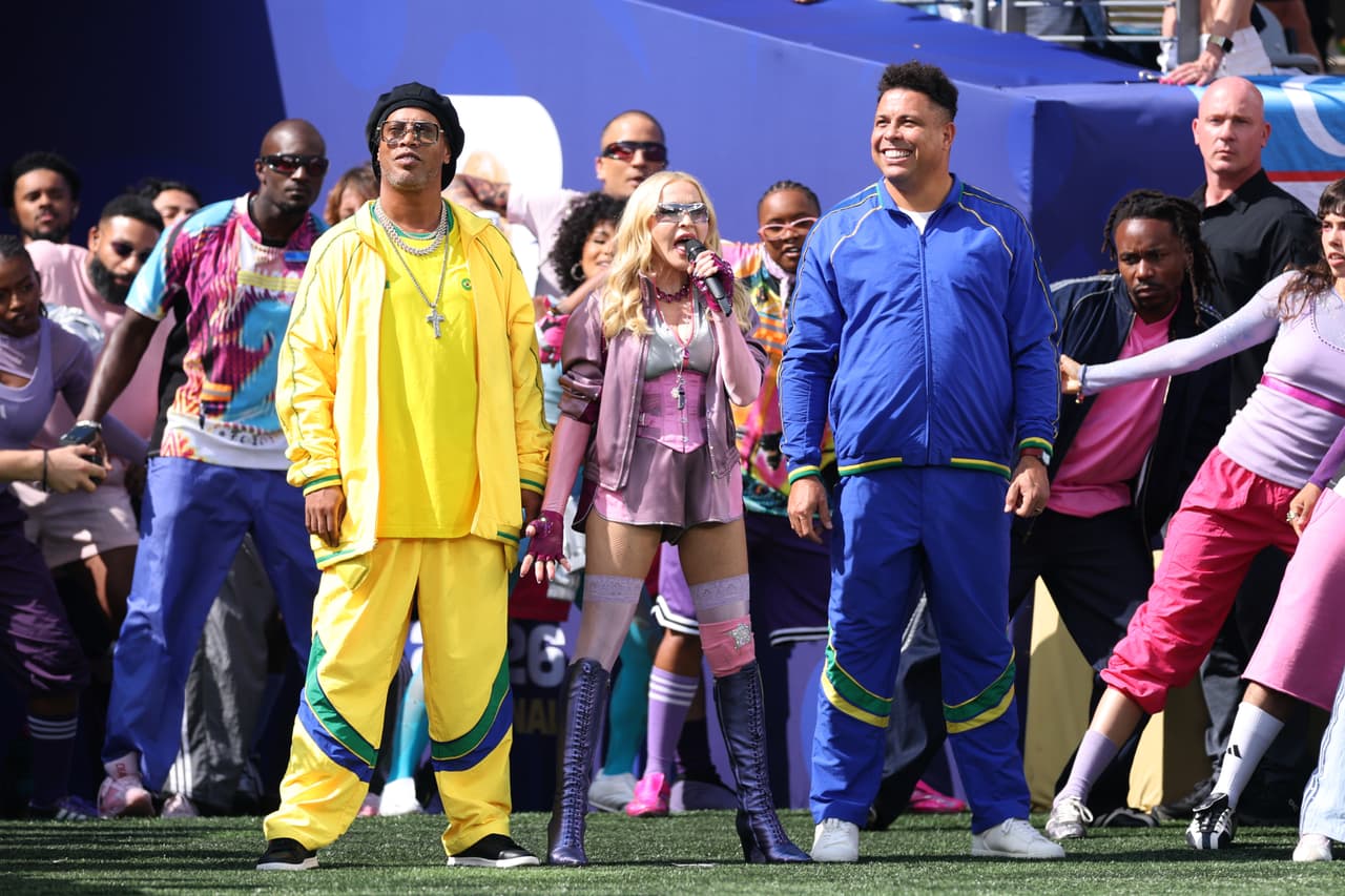 Ronaldinho, Madonna y Ronaldo en el show de medio tiempo de la final de futbol.