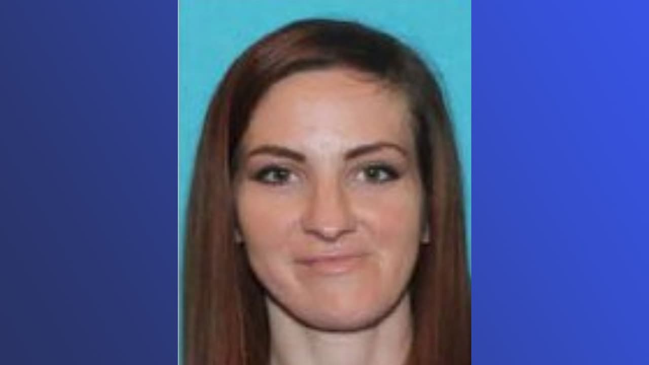 Loretta Varnedore es buscada por asalto agravado con un arma de fuego y violencia familiar.