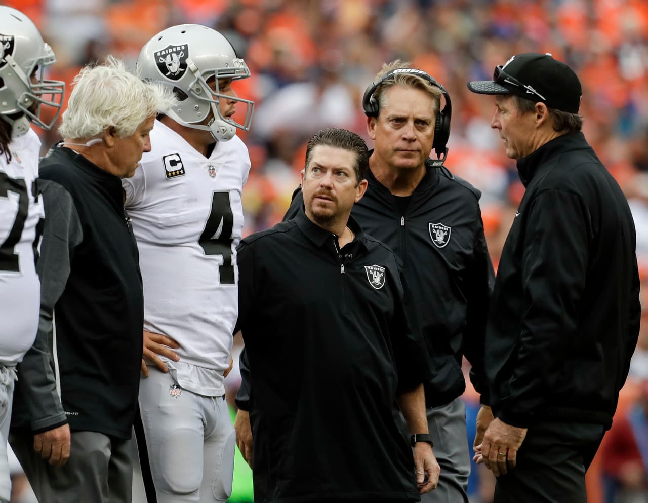 <b>DEREK CARR – QB, Oakland Raiders </b>
<br>Luego de perderse el cierre de la temporada 2016 y acabar con las esperanzas en playoffs para Oakland hace casi un año, Carr volvió a preocupar a la Raider Nation por un golpe en la espala contra Denver. El quarterback sufrió fractura de apófisis transversa pero solo se perdió el juego con Baltimore. Volvió contra Chicago pero se vio tocado y sin movilidad.