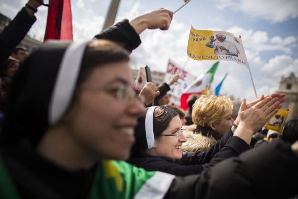 Poco a poco, lo que antes eran cánticos se fueron convirtiendo en el murmullo propio de las multitudes, el sonido que emana de las grandes reuniones en las que cada individuo comenta lo que le parece sumando su voz a la del resto y provocando, por lo tanto, el estruendo.