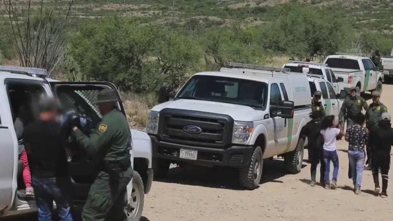 <b><a href="https://www.univision.com/local/arizona-ktvw/el-gobierno-federal-anuncia-plan-para-procesar-las-peticiones-de-asilo-de-inmigrantes-video">El gobierno federal anuncia plan para procesar las peticiones de asilo de inmigrantes</a>: </b>Este plan contempla el hacer pruebas de covid-19 y dejar pasar a 250 personas por día para poder procesar sus peticiones de asilo. Lo que aun no esta claro es si las 250 personas son nuevos solicitantes o son parte del MPP. 
<br>