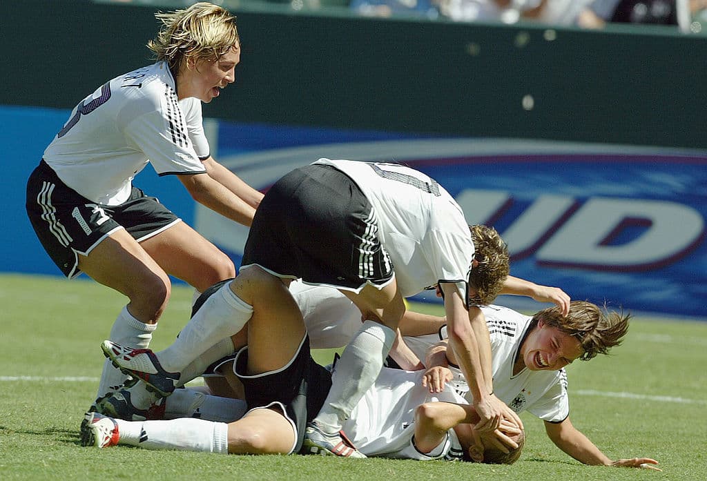 Nia Keuezer de Alemania y sus compañeras celebran el gol de la victoria luego de vencer 2-1 en la Final del Mundial de 2003 a Suecia.