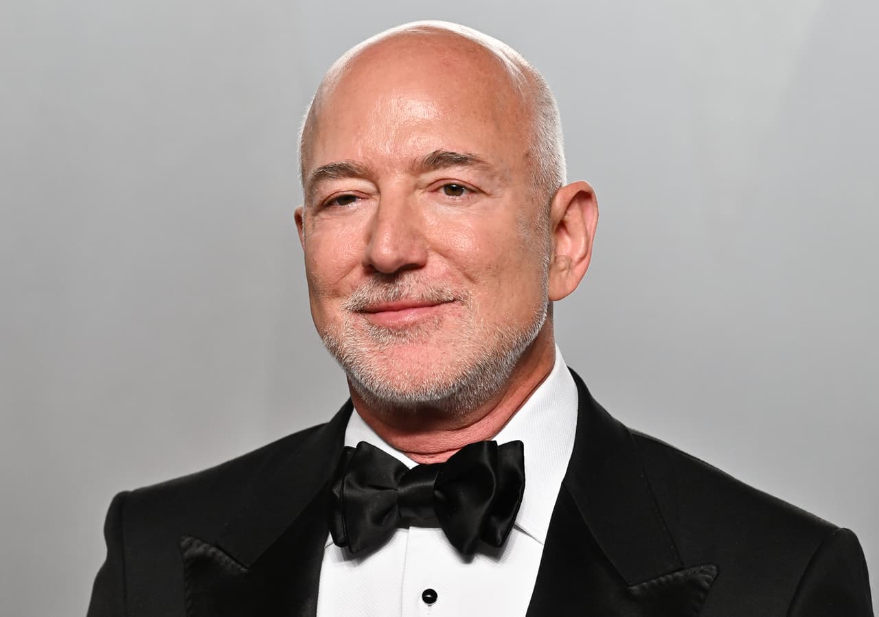 <b>3. Jeff Bezos (Amazon)</b>
<br>
<br>Jeff Bezos es el fundador de Amazon y ocupa el tercer puesto mundial entre los milmillonarios, con una fortuna de aproximadamente 270,000 millones de dólares. 
<br>
<br>Fundó Amazon en 1994 como una librería online desde un garaje y lo convirtió en uno de los mayores gigantes tecnológicos y comerciales del planeta. Bezos dejó el cargo de CEO en 2021 y pasó a ser presidente ejecutivo. 
<br>
<br>También fundó la compañía aeroespacial Blue Origin y es propietario del diario The Washington Post.