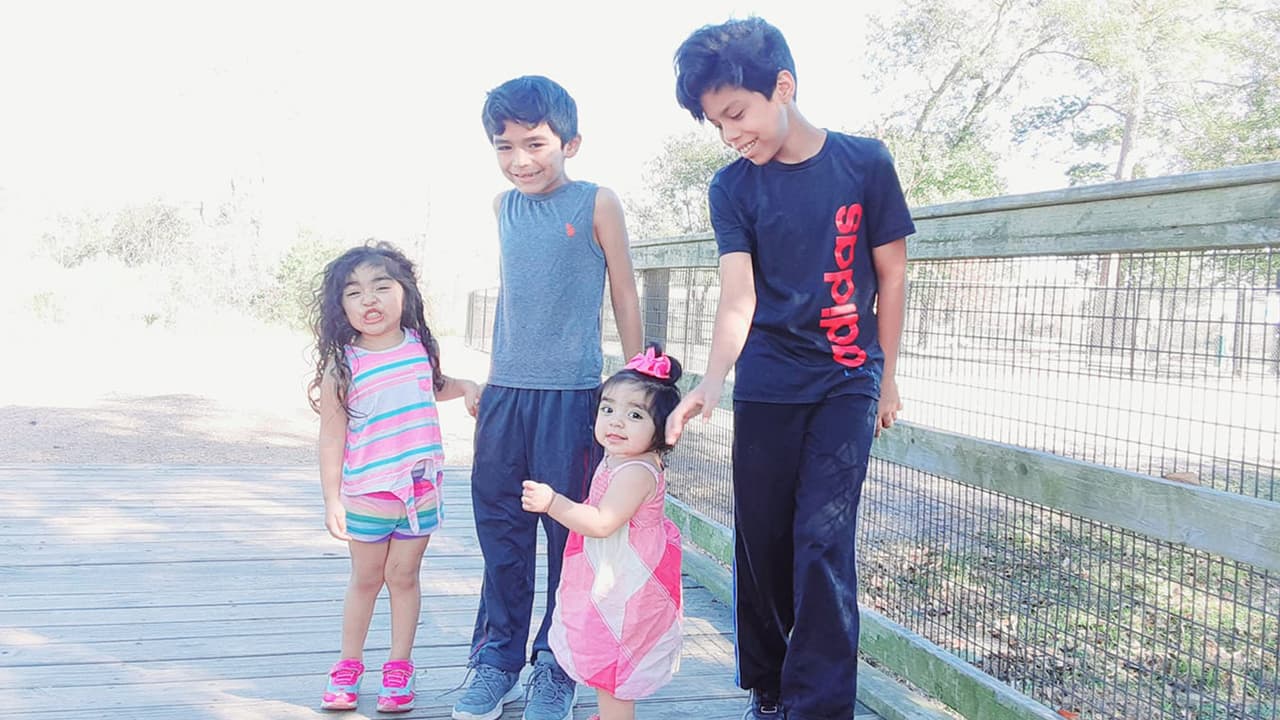 Kenia Madrigal y sus hijos de 11, 8, 3 y 1 año se quedaron sin hogar después de que la mujer perdió su trabajo.