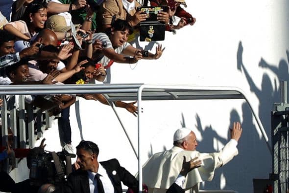 El papa Francisco saluda a la multitud a su salida del estadio de Ammán.