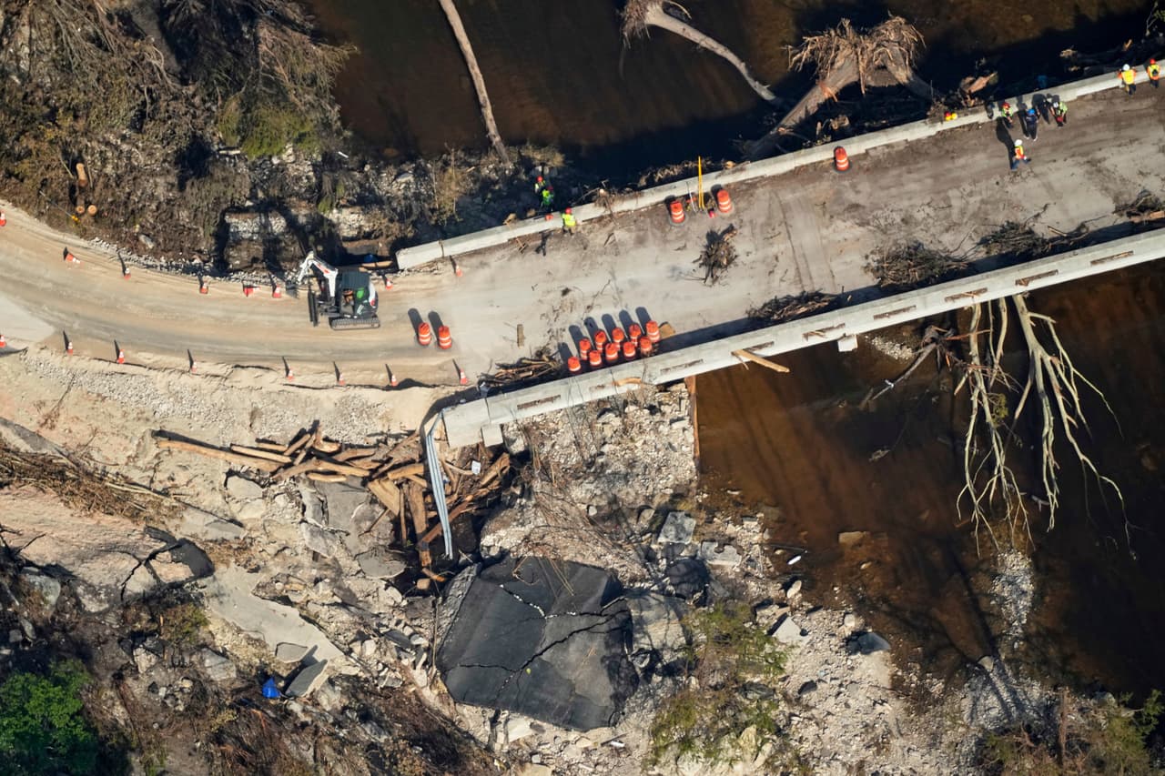 Vista aérea de una zona destruida por la crecida del río Guadalupe en Ingram, Texas.