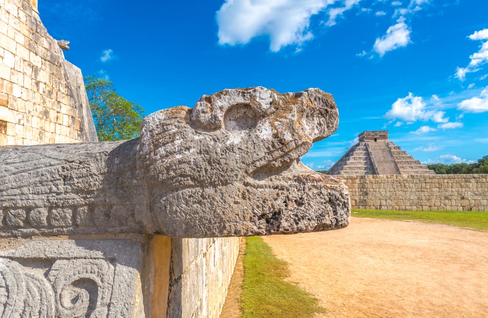 Para empezar, las primeras sombras de los cuerpos superiores de la pirámide comienzan a dibujar los triángulos isósceles que conforman el cuerpo de la serpiente emplumada. Paulatinamente la sombra va avanzando hacia la cabeza en forma de serpiente ubicada en la parte baja de la construcción.