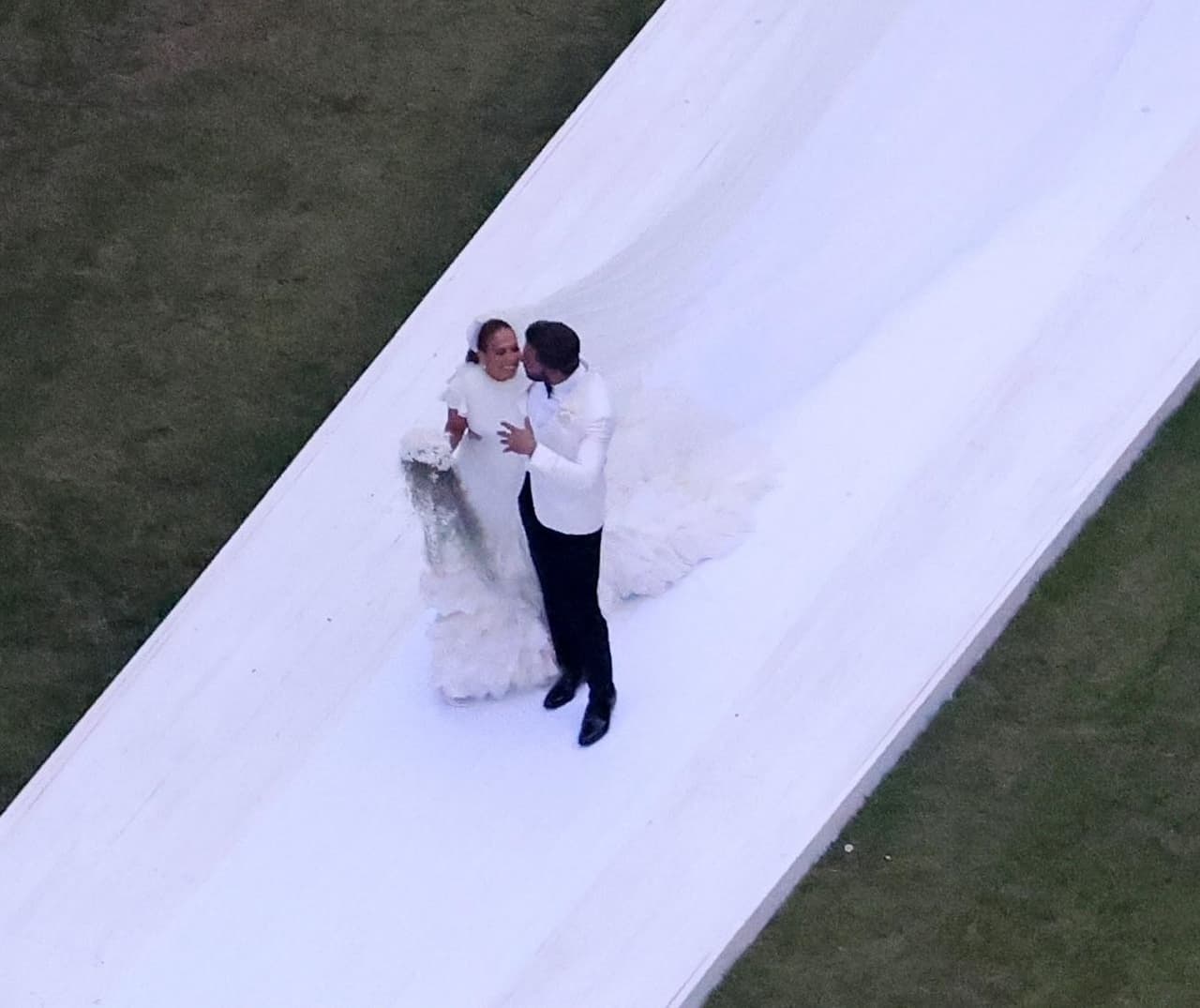 Gracias a las primeras imágenes del evento de tres días, capturadas por los paparazzi, pudimos ver a López portando un elegante vestido de novia blanco mientras caminaba del brazo de Affleck.
<br>