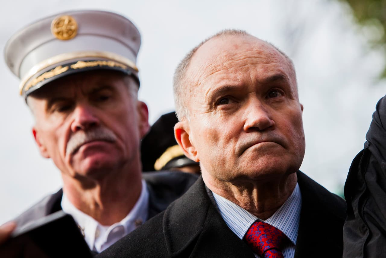 <b>RAY KELLY. </b>Fue comisionado de Policía de la Ciudad de 
<b>Nueva York</b> bajo los alcaldes David Dinkins y Michael Bloomberg. Su labor es respetada aunque su participación en la vigilancia de mezquitas en los años posteriores a los ataques de 2001 podrían ser un problema para su aprobación en el Congreso. Según 
<i>The New York Times</i>, 
<b><a href="http://www.univision.com/temas/bill-clinton" target="_blank">Bill Clinton</a></b> lo consideró para el puesto de director de FBI y eso sería un punto a favor para que republicanos y demócratas acuerden. 
<br>