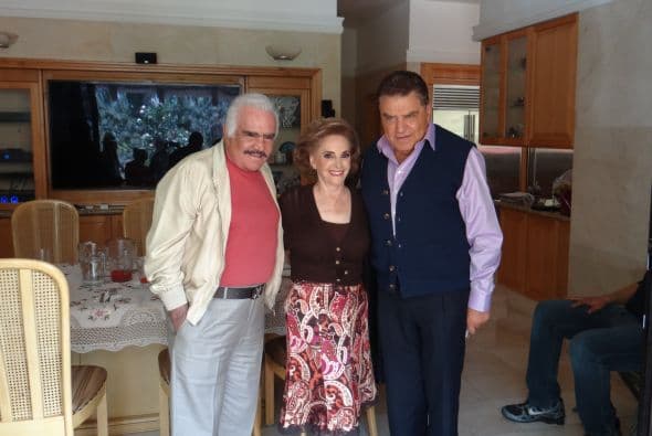 La sonrisa de los tres, muestra la gran amistad que hicieron con nuestro querido Don Francisco.
