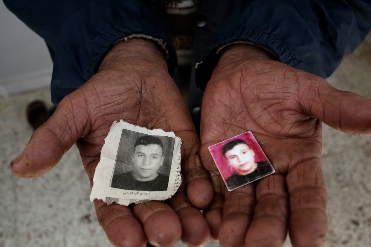 El padre de Majdi Al Barhoumi, que desapareció en 2011, sostiene dos fotografías suyas en la localidad de Ras Jabal, en Bizerte, Túnez. A medida que la migración global se disparó a máximos históricos, mucho menos visible ha sido su número de víctimas. Foto del 12 de abril de 2018. (AP Foto/Nariman El-Mofty)