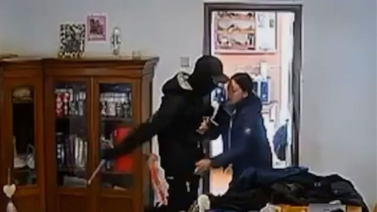 Criminales irrumpen en una casa para robar y aterrorizan a una familia en Argentina