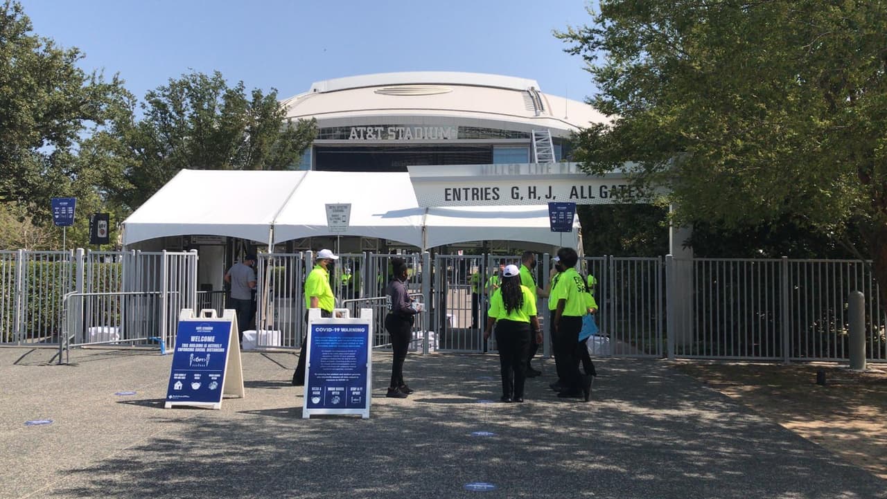 Además de las camisas de los empleados, de un amarillo fosforescente imposible de ignorar, lo primero que los fanáticos podían ver eran letreros en los que se les indicaba la obligatoriedad de usar tapabocas, lavarse las manos constantemente y mantener la distancia social de 6 pies.
<br>