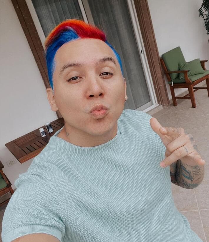 Imposible que 
<a href="https://www.univision.com/musica/edwin-luna-celebra-su-cumpleanos-sin-su-esposa-pero-ella-le-manda-un-regalo-de-otra-galaxia-video">Edwin Luna</a> pasara desapercibido con ese look de tonos azules, amarillos y naranjas en su cabello; no duró mucho con él, pero seguro ha sido de los más llamativos del 2021.