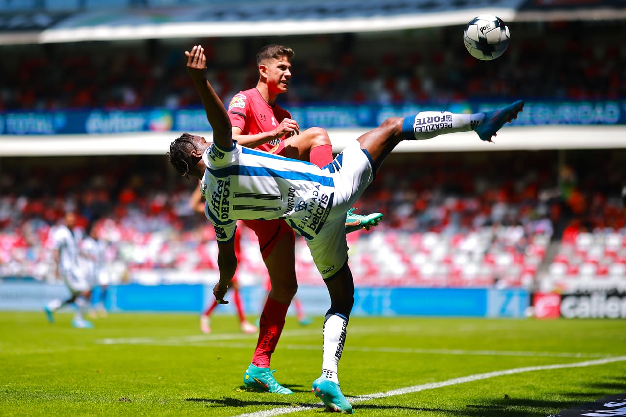 Goles de Víctor Guzmán, Nico Ibáñez y Yairo Moreno tienen a los Tuzos como 'mandones' de la Liga MX al golear Pachuca 3-0 a Toluca de visita.