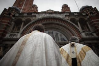 Iglesia católica en Francia habría cometido al menos 10,000 abusos sexuales contra menores desde 1950