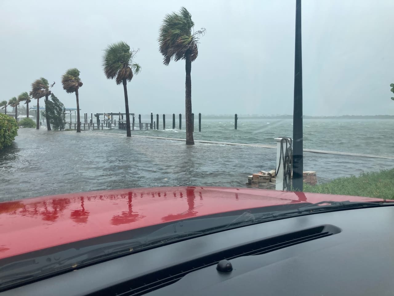 El
<b>condado de Pinellas</b> está bajo advertencia de tormenta tropical, de marejada ciclónica y tornados hasta las 8:00 p.m. del domingo 4 de agosto. La
<b><a href="https://www.univision.com/local/orlando-wven/noticias/meteorologia/en-vivo-tormenta-tropical-huracan-debby-golfo-de-mexico-amenaza-florida-tropical-storm-debby-projected-path" target="_blank">tormenta tropical Debby</a></b> se dirige al norte de Florida, donde se anticipa que afecte
<b>a 13 millones de personas</b>.
