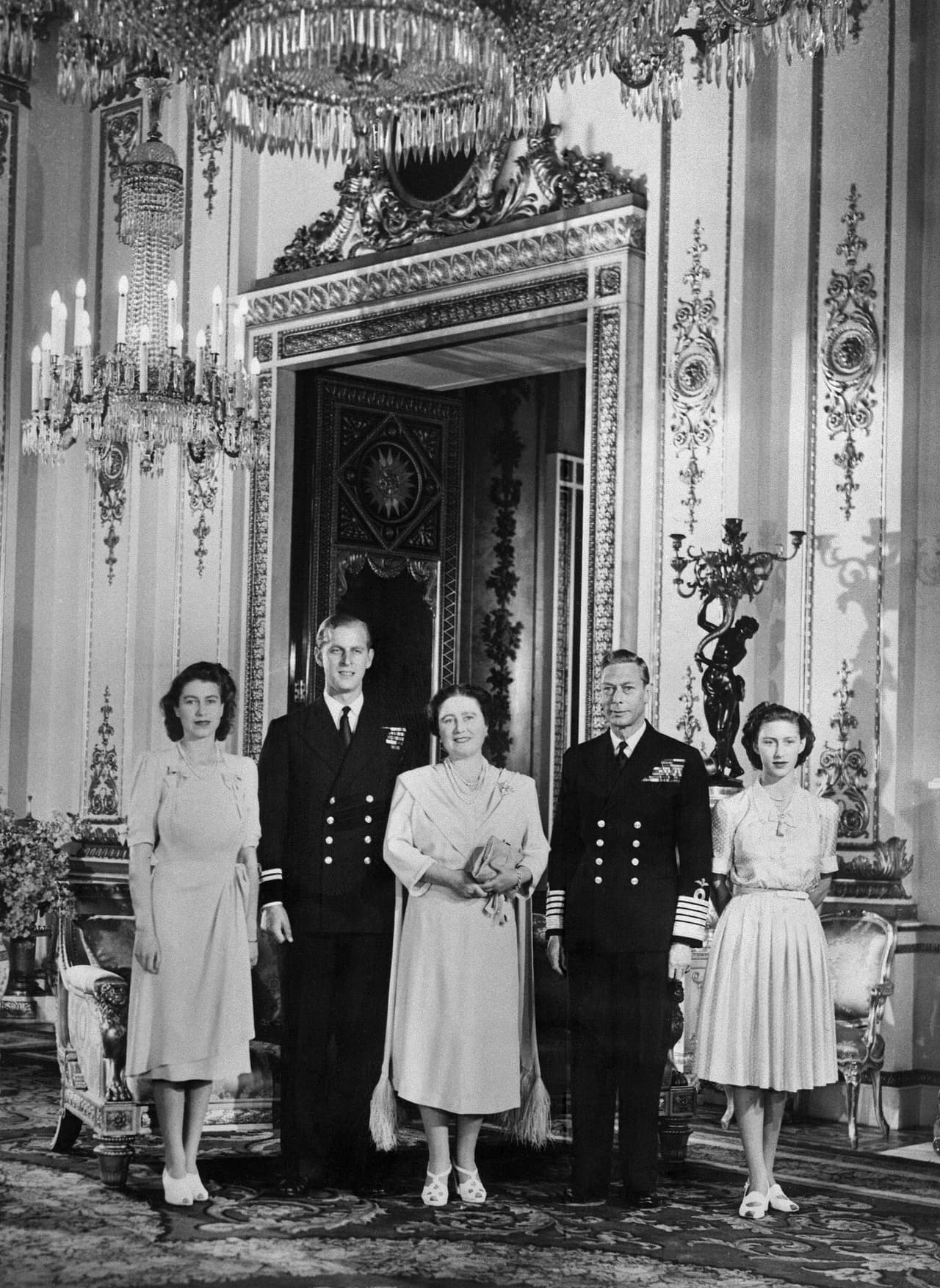 El día en que se anunció el compromiso entre la Princesa Isabel y Felipe, el 9 de julio de 1947, junto a sus padres y su hermana.