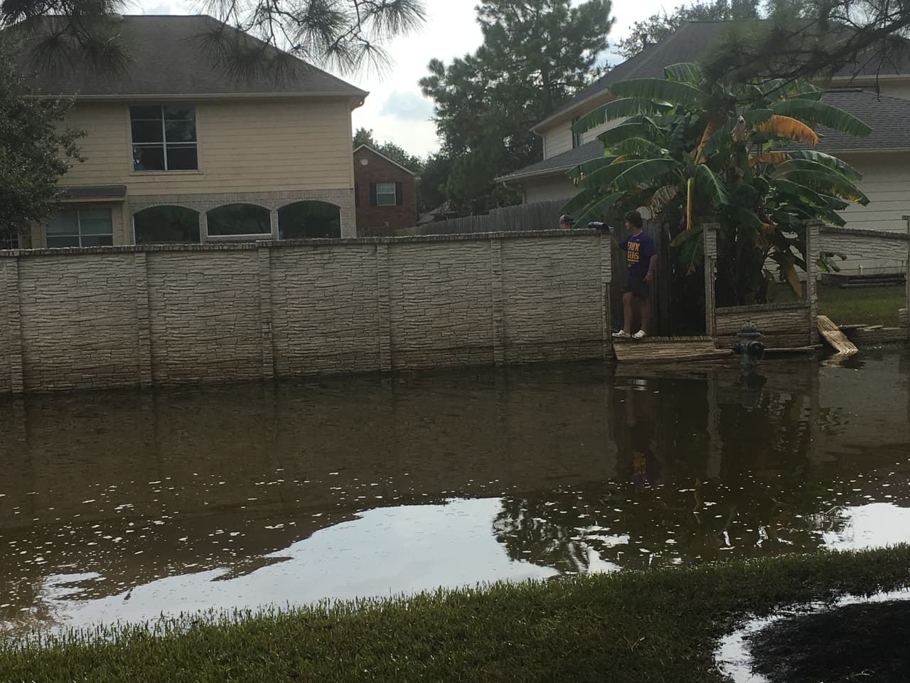 Los residentes de Canyon Gate que decidieron regresar a sus viviendas luego de las inundaciones, tuvieron que atravesar por calles aún repletas de agua.