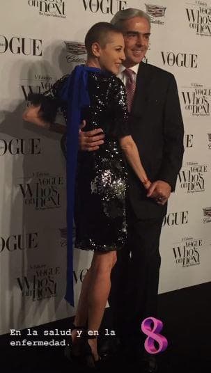 En su pasado aniversario de bodas, con esta imagen, la actriz de 53 años resaltó la importancia de su matrimonio durante su lucha contra el cáncer. "En la salud y en la enfermedad", refirió.