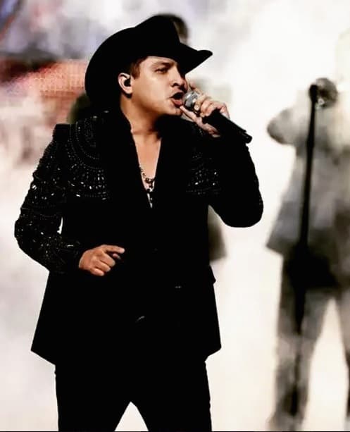 Los nacidos bajo este signo suelen darle gran prioridad a la familia. En una reciente entrevista para Despierta América, el cantante confesó que ellos son la base de su éxito y que son un pilar en su vida.