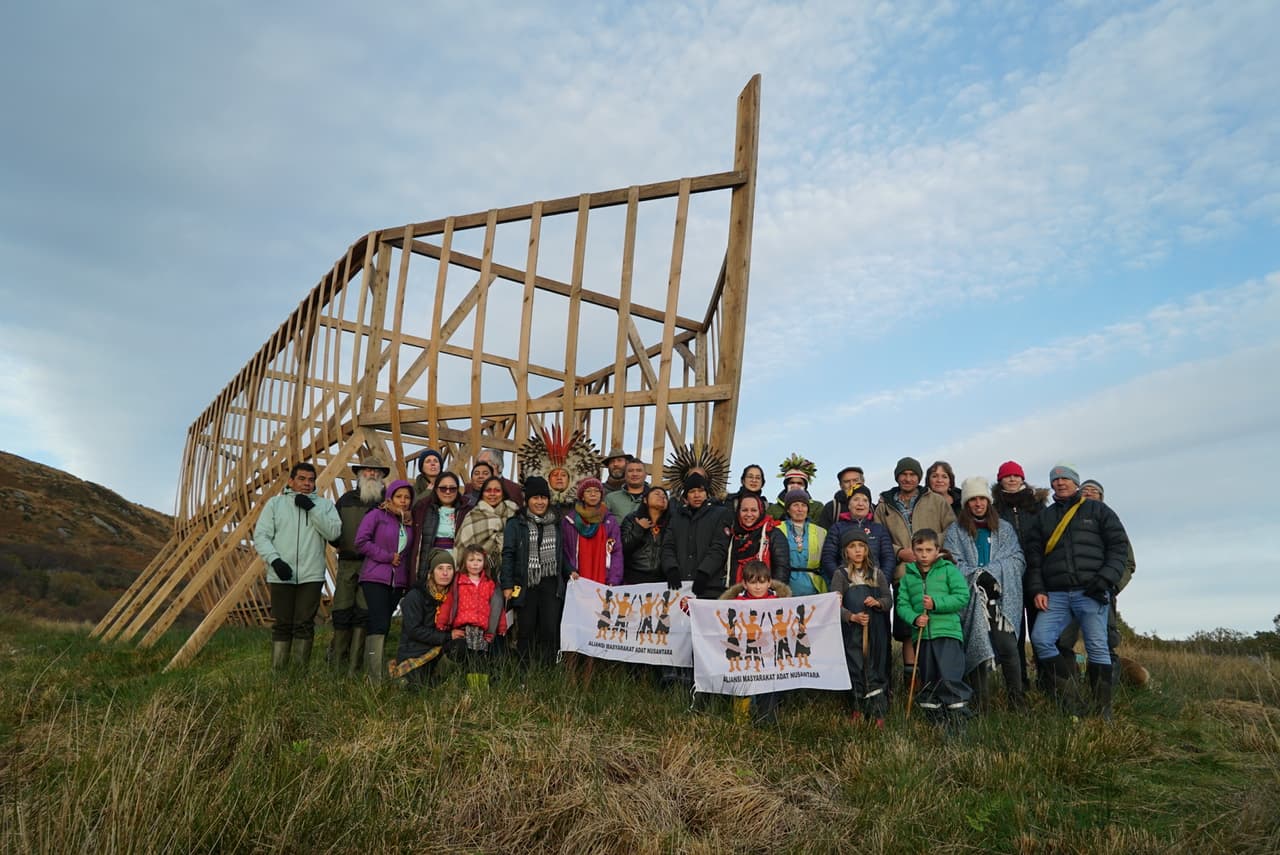 El 'Arca de Noé' escocés diseñado por la comunidad Kilfinan busca recordar a los visitantes la inminencia de la crisis climática. En la imagen, varios miembros de la comunidad escocesa posan junto al grupo de líderes indígenas.