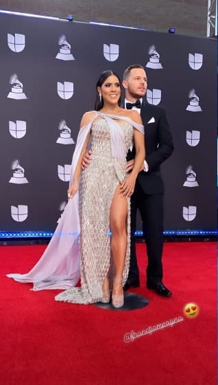 La pareja robó cámara en la alfombra roja, ambos se veían impecables, elegantes y listos para gozar del gran espectáculo que por veinte años ha preparado La Academia Latina de la Grabación.