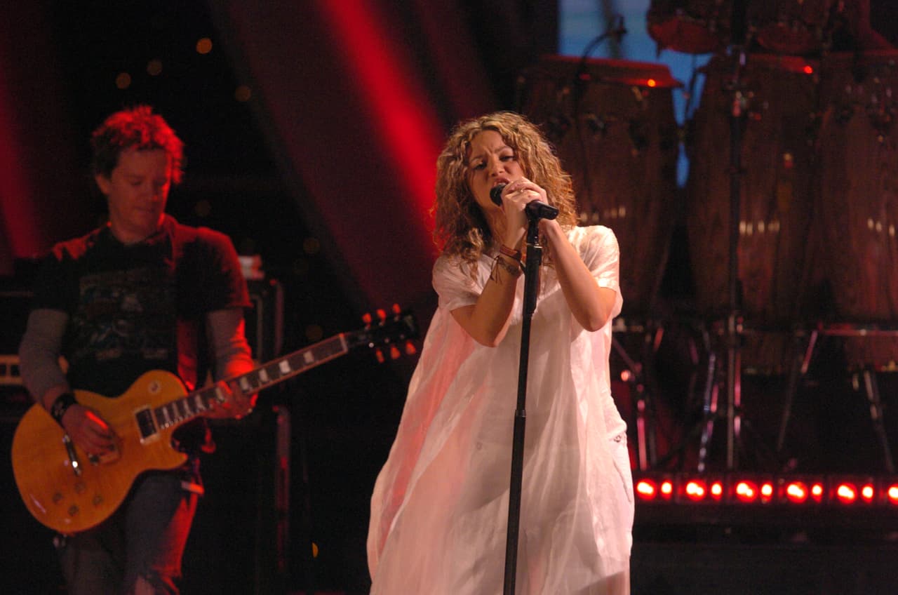 Shakira
<br>Año: 2006
<br>Juanes no estuvo solo esa noche, pues luego de su presentación le siguió su compatriota con el tema 'Día de enero'.
