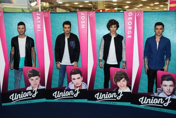 Jaymi Hensley, Josh Cuthbert, George Shelley y JJ Hamblett simularon ser unos muñecos de tamaño natural.