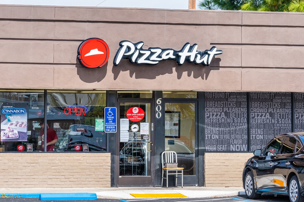 <b>Puesto 10. Yum! Brands.</b>
<br>
<br>Locales cerrados: 300.
<br>
<br>Marca afectada: Pizza Hut.
<br>
<br>Esta compañía, matriz de las cadenas de comida rápida Taco Bell, KFC y Pizza Hut, acordó en agosto de 2020 cerrar hasta 300 locales de Pizza Hut de bajo rendimiento.
<br>