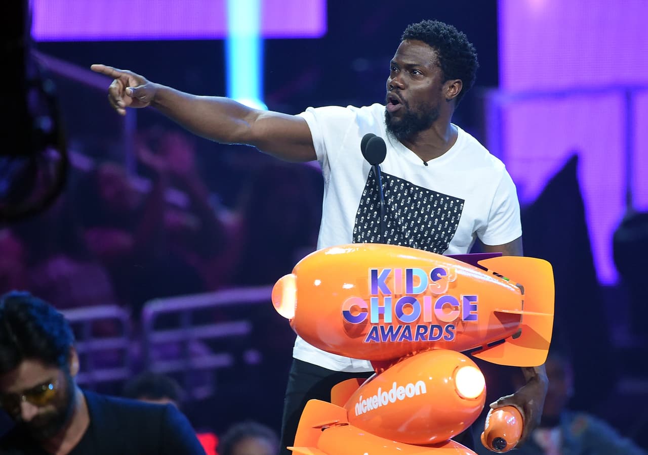 El comediante Kevin Hart también recibió una sorpresita en el escenario.