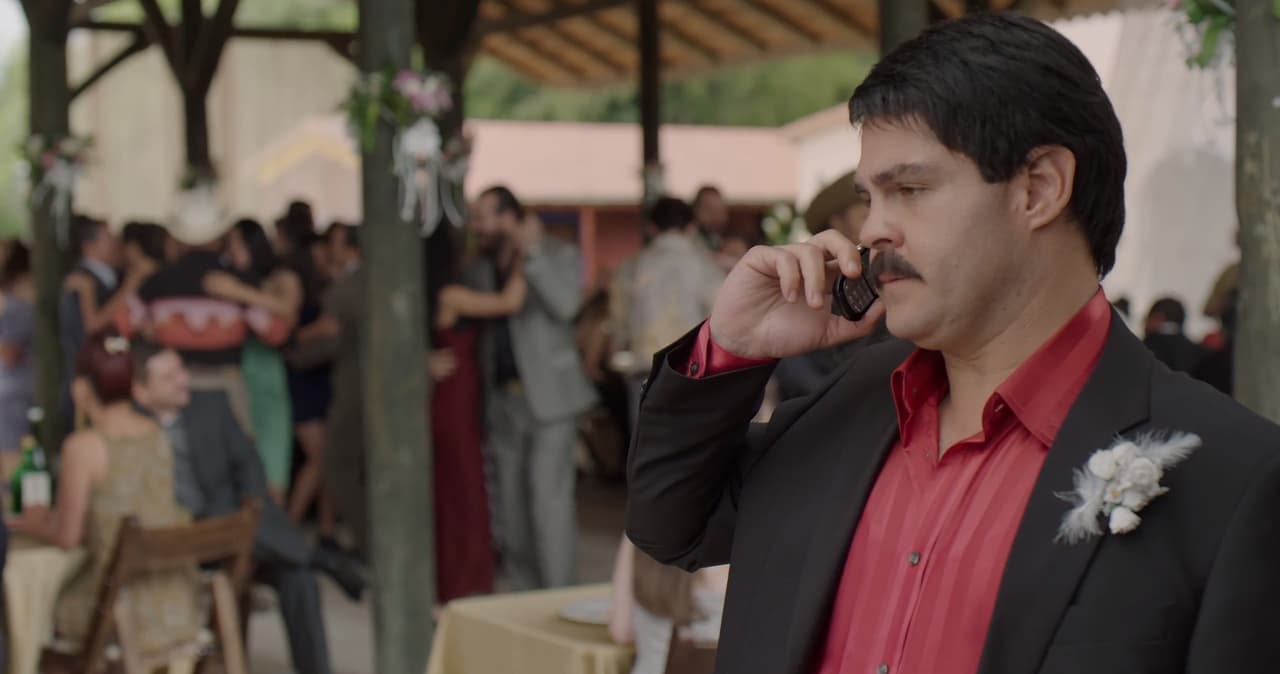 Mientras en México la sangre inocente bañaba las calles, 
<b><a href="http://www.univision.com/series/el-chapo/el-chapo-el-chapo-y-elba-coronado-se-casaron-escena-del-dia-video" target="_blank">‘El Chapo’ se casó con Elba Coronado</a></b>. Justo el día de su boda recibió una llamada de ‘Don Sol’ que lo orilló a cambiar de estrategia. Ante los nulos resultados de la guerra frontal contra sus enemigos y la advertencia de ‘Don Sol’ sobre lo frágil que se encontraba su pacto con el gobierno, en vez de guerra, probaría con la paz.