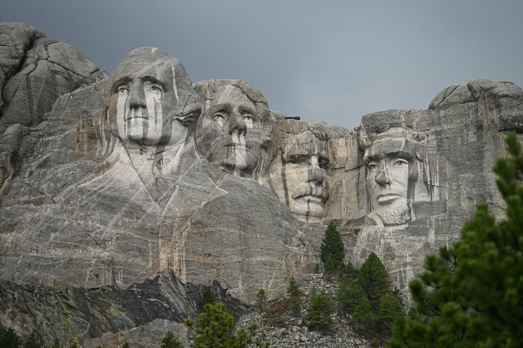La lluvia cubre el Monumento Nacional Monte Rushmore, el viernes 3 de julio de 2026, en Keystone, Dakota del Sur. (Foto AP/Matt Gade)